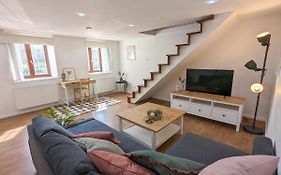 Stylish 2-Bedroom Apartment In Central Budapest